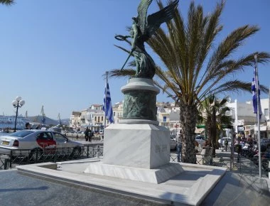 Σύρος: Οδηγός ξέχασε το χειρόφρενο και το αμάξι βρέθηκε στη θάλασσα (φωτό)